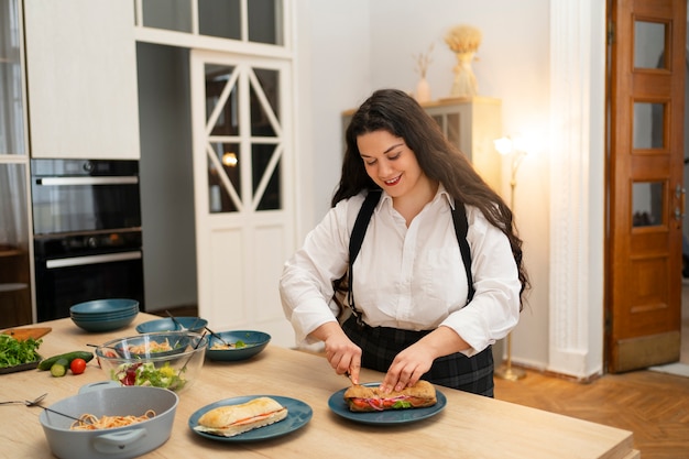 Free photo medium shot woman with delicious food