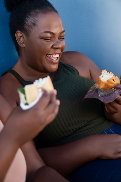 Free photo medium shot woman with delicious food