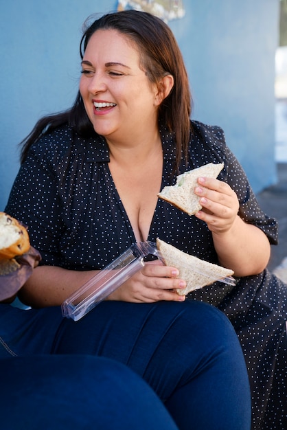 Foto gratuita donna di tiro medio con cibo delizioso