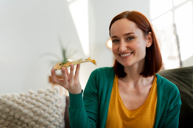 Foto gratuita donna a tiro medio con pizza deliziosa