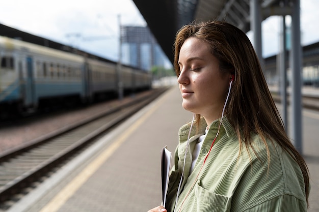 Free photo medium shot woman with earphones