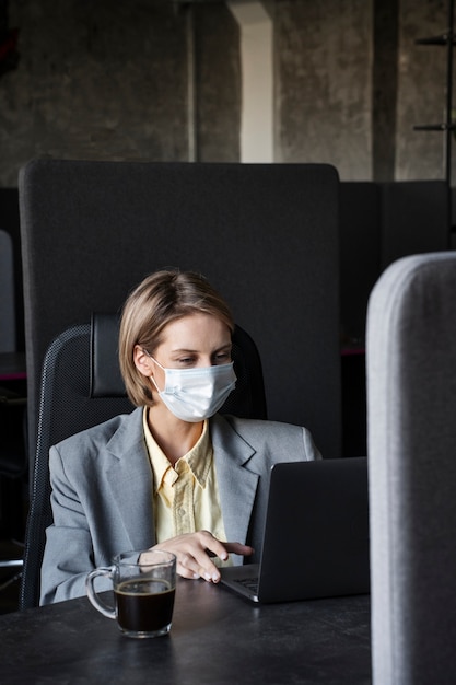 Donna di tiro medio con maschera facciale