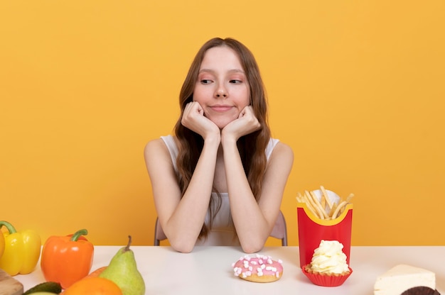 食材を持ったミディアムショットの女性