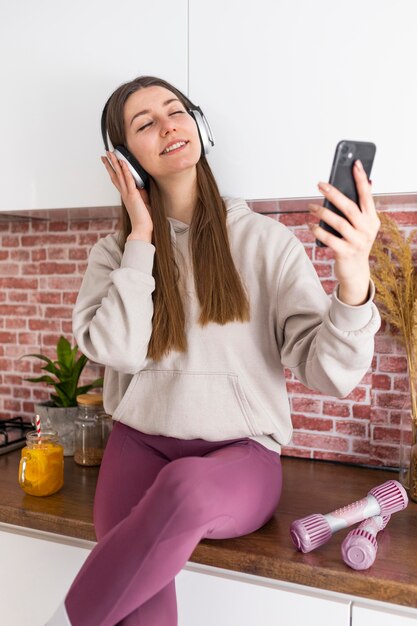 ヘッドフォンでミディアムショットの女性