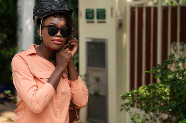 Donna di tiro medio con casco