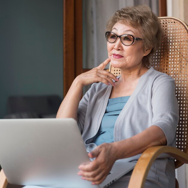 Medium shot woman with laptop