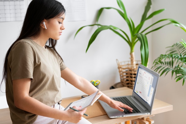 Foto gratuita donna a tiro medio con laptop