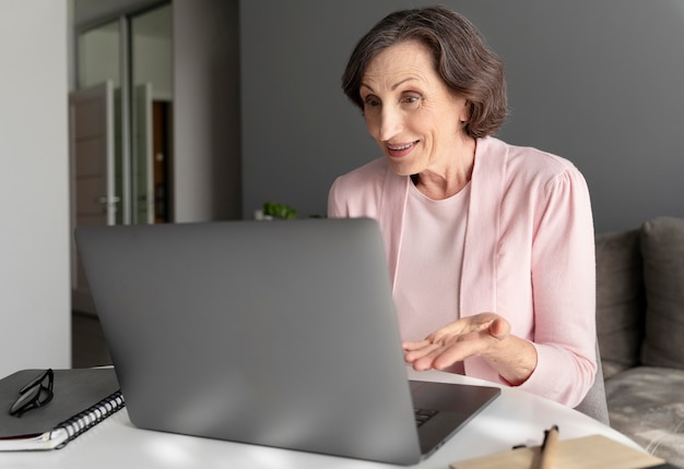 Medium shot woman with laptop