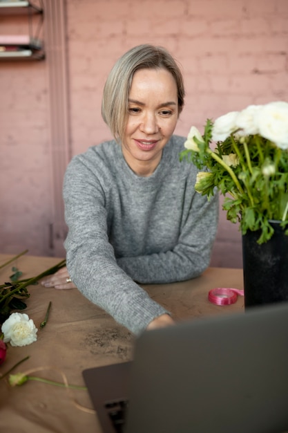 Foto gratuita donna a tiro medio con laptop