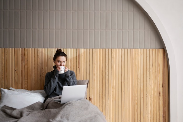 Free photo medium shot woman with laptop