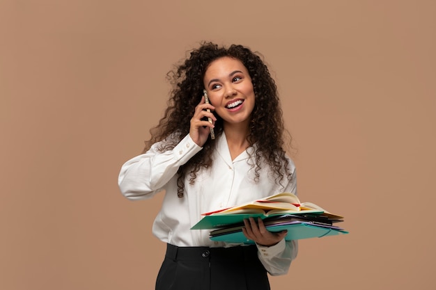 Free photo medium shot woman with paperwork