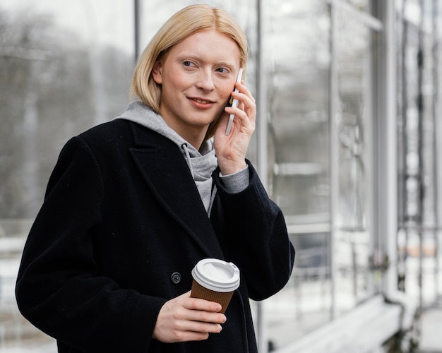 Foto gratuita donna del colpo medio con il telefono