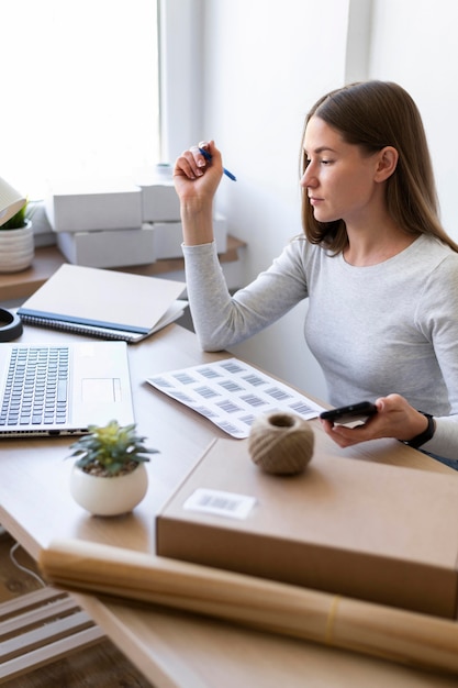 Foto gratuita donna del colpo medio con il telefono