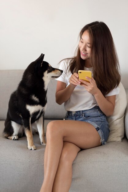 電話でミディアムショットの女性