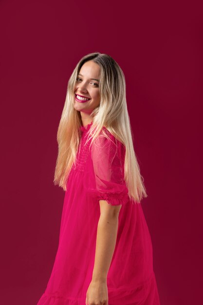 ピンクの衣装でミディアムショットの女性