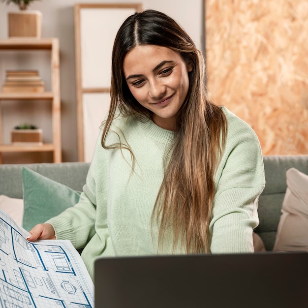 Free photo medium shot woman with plans