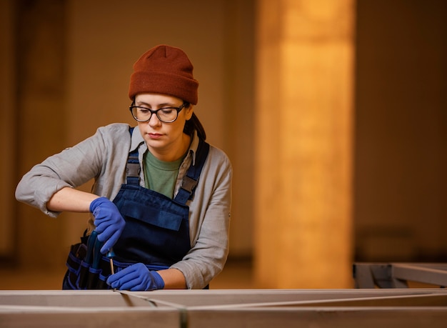 Free photo medium shot woman with screwdriver