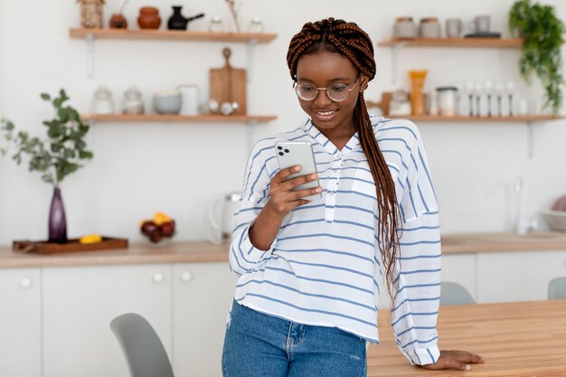 スマートフォンでミディアムショットの女性