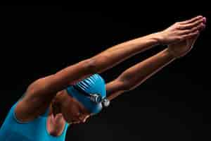 Free photo medium shot woman with swimming equipment