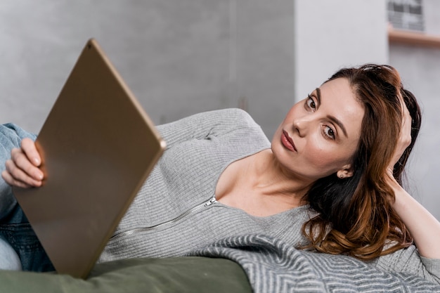 Foto gratuita donna di colpo medio con tablet