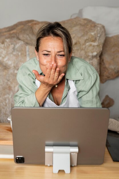 タブレットを持った中型女性