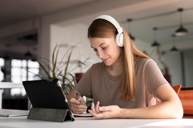 タブレットでミディアムショットの女性