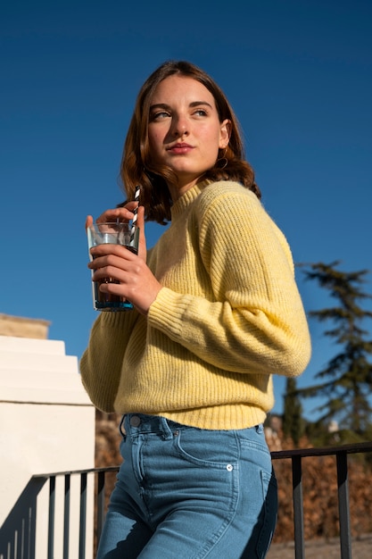 Foto gratuita donna di tiro medio con gustoso kombucha