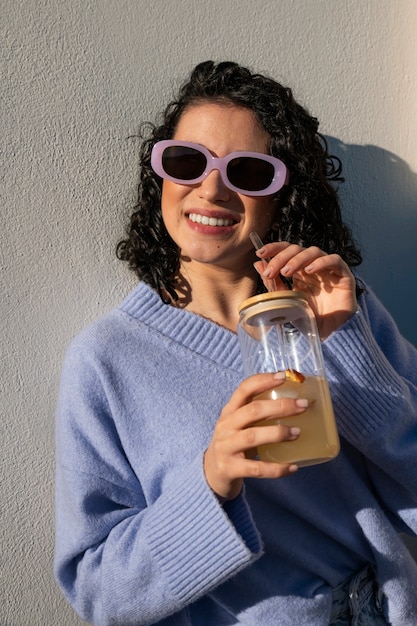 Foto gratuita donna di tiro medio con gustoso kombucha