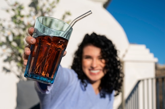 Foto gratuita donna di tiro medio con gustoso kombucha