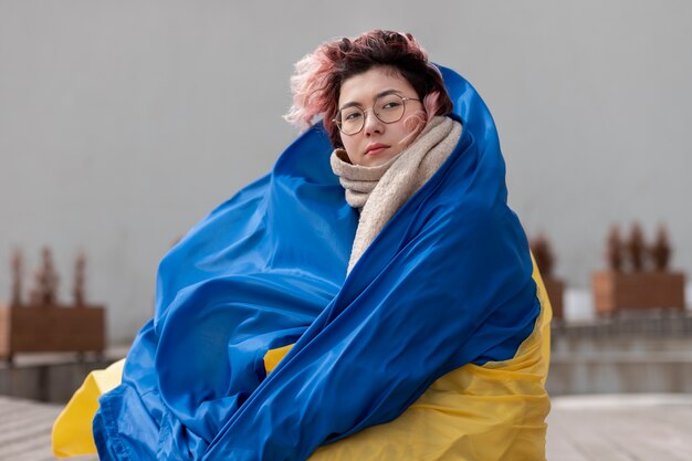 우크라이나 국기와 함께 중간 샷 여자