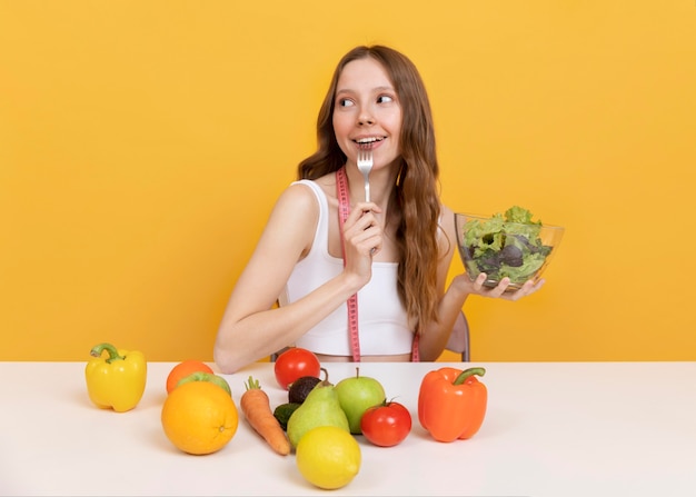 野菜とミディアムショットの女性