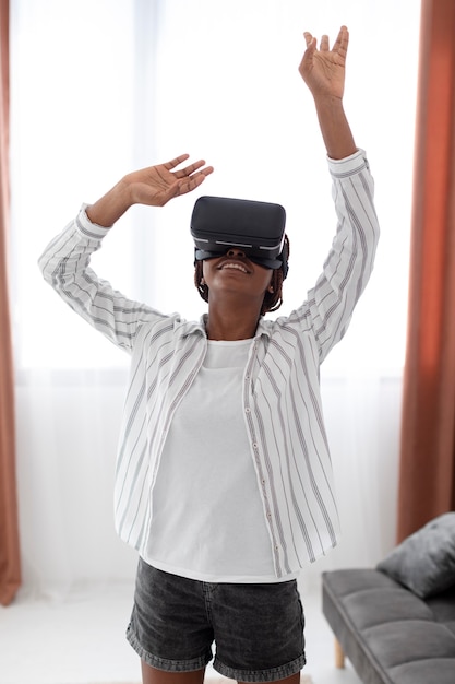 Free photo medium shot woman with vr glasses