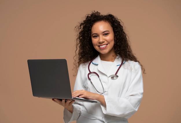 Free photo medium shot woman working as doctor