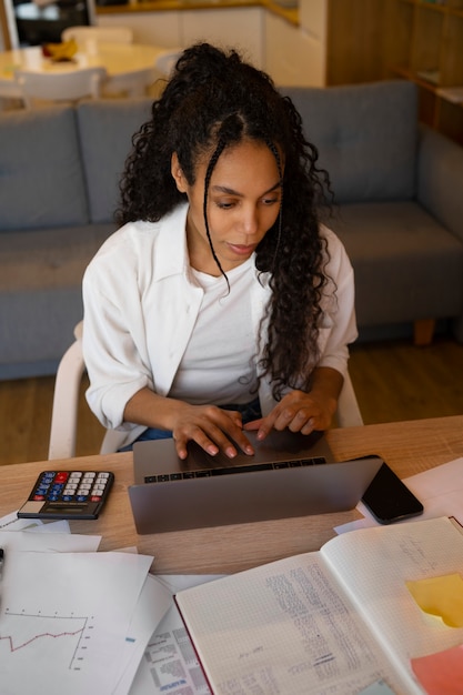 Foto gratuita donna del colpo medio che lavora come economista