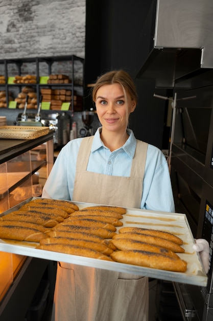 Женщина среднего роста, работающая в пекарне