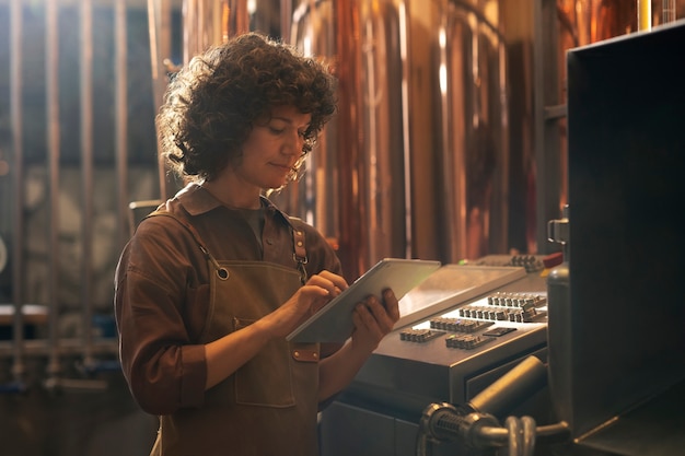 맥주 공장에서 일하는 중간 샷 여자