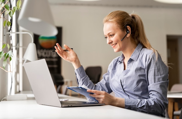 Free photo medium shot woman working at desk