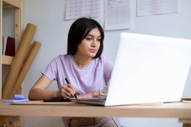 Free photo medium shot woman working at desk