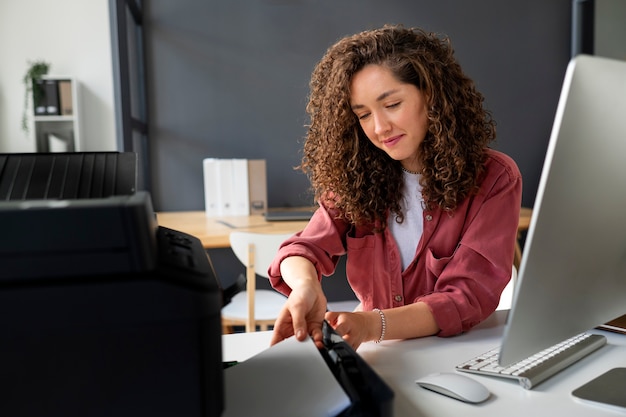 Free photo medium shot woman working at desk