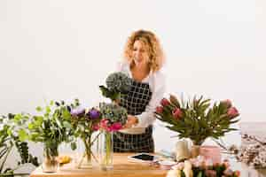 Foto gratuita colpo medio donna che lavora in un negozio di fiori