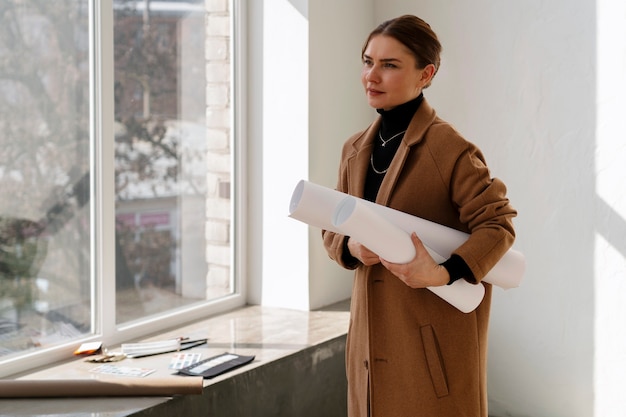 Free photo medium shot woman working on interior design project