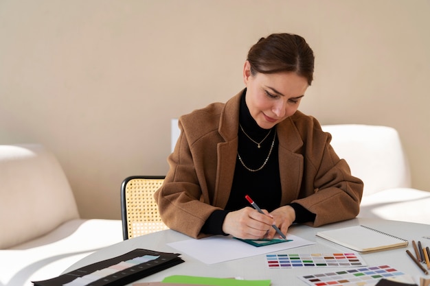 Foto gratuita donna del colpo medio che lavora al progetto di interior design