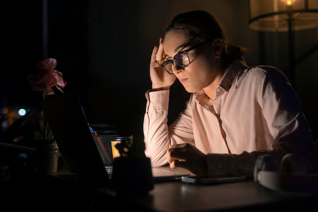 Foto gratuita donna di tiro medio che lavora a tarda notte