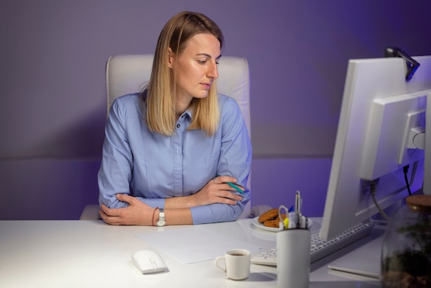 Free photo medium shot woman working late at night