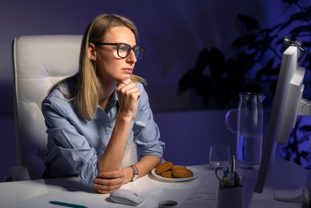 Foto gratuita donna di tiro medio che lavora a tarda notte