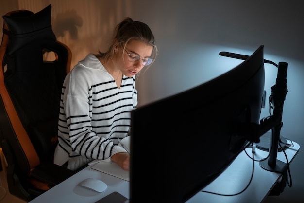 Free photo medium shot woman working late at night