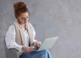 Бесплатное фото Средний выстрел женщина работает на ноутбуке
