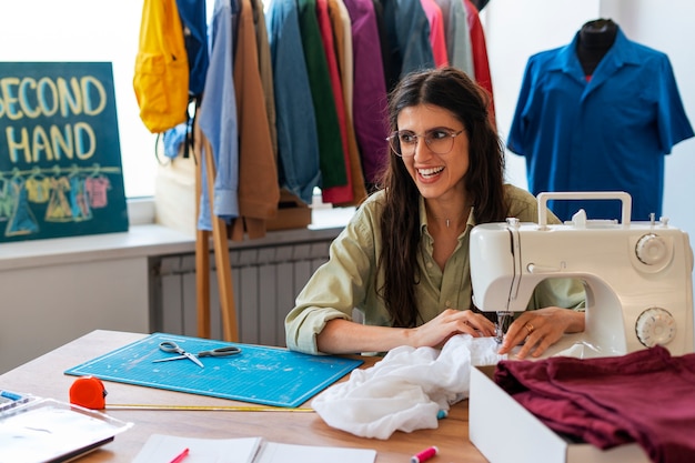 Free photo medium shot woman working at resale shop