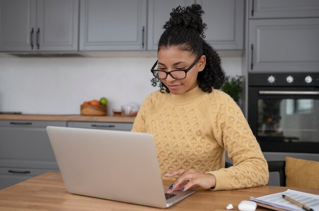 Женщина среднего роста, работающая с ноутбуком