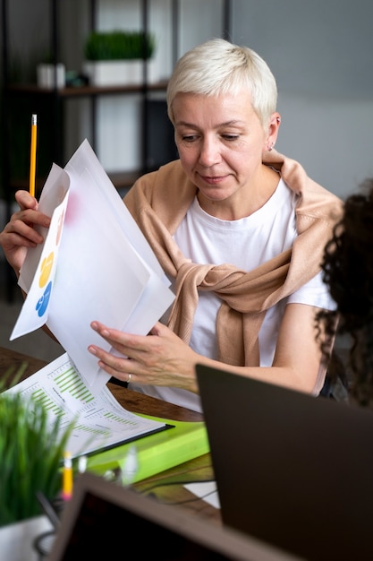 Donna del colpo medio nell'area di lavoro